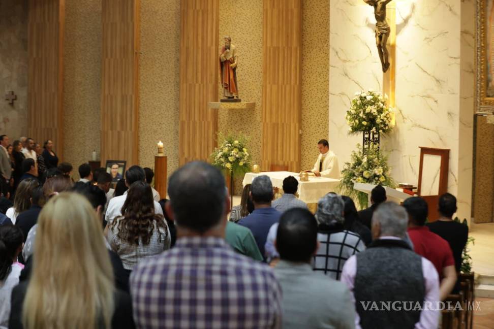 $!Perfiles políticos de distintos partidos acudieron juntos a la despedida de Leyva.