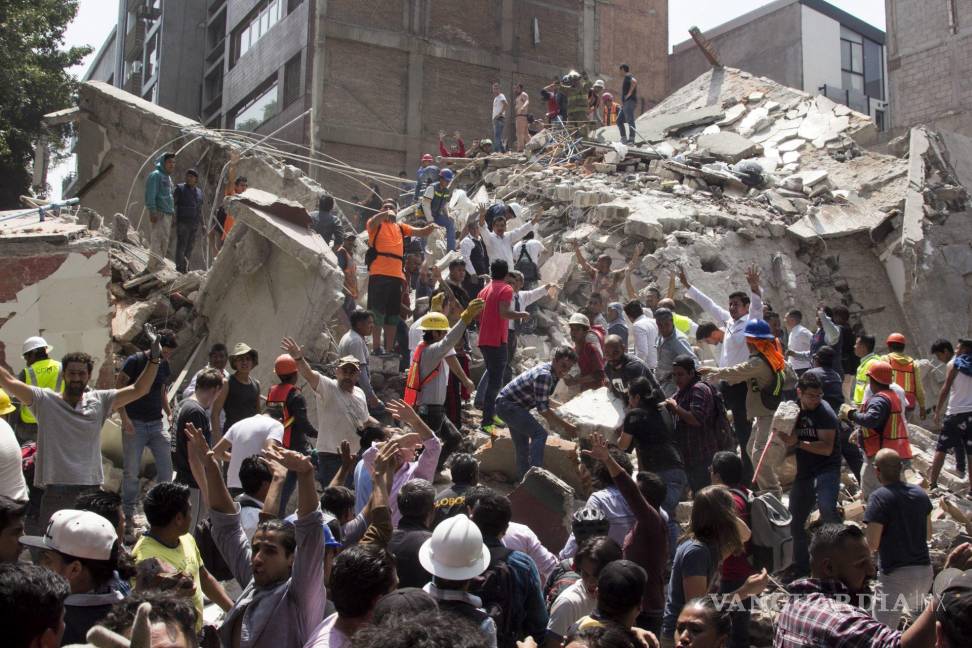 $!19 de septiembre de 2017. Aspectos del edificio colapsado en las calles de Laredo y Amsterdam en la colonia Condesa debido al terremoto de 7.1 grados Richter.