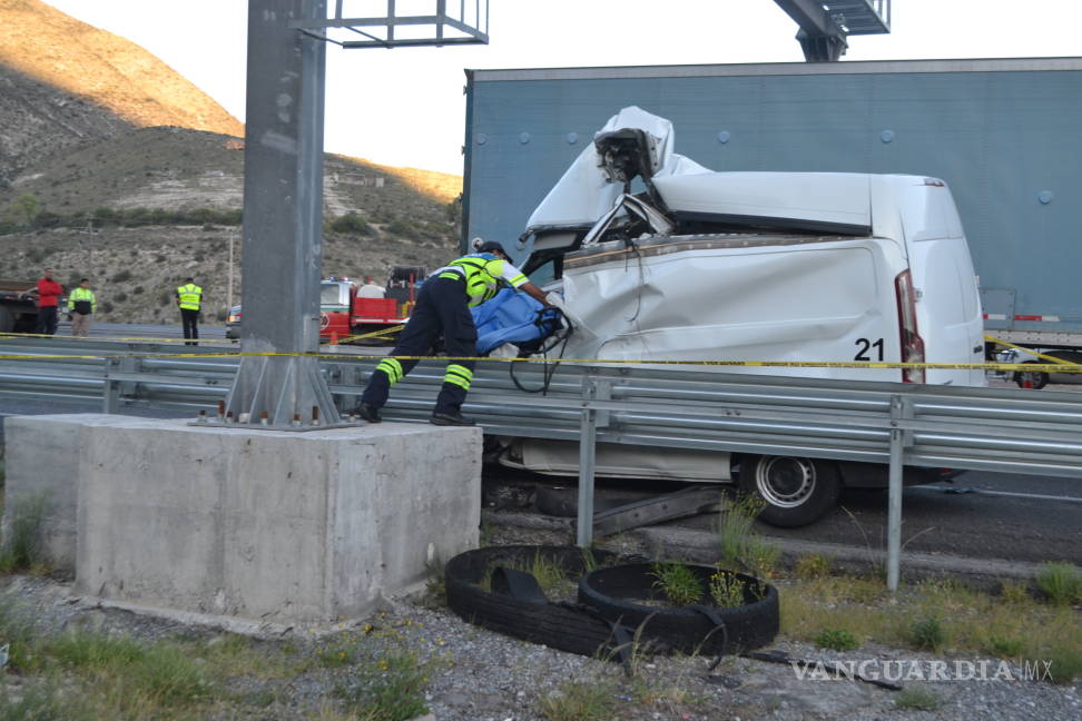 $!Conductor pierde la vida al estrellarse contra tráiler en la carretera 57 de Coahuila