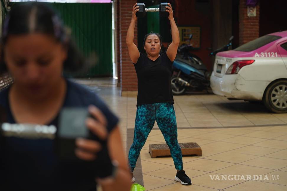 $!La trabajadora doméstica Concepción Alejo levanta una pesa en un gimnasio cerca de su casa antes de ir a trabajar en Ciudad de México.
