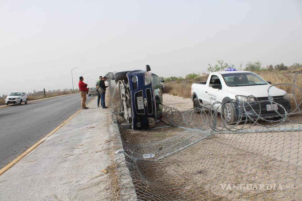 Vehículo vuelca y cae dentro del aeropuerto Plan de Guadalupe, en Ramos Arizpe