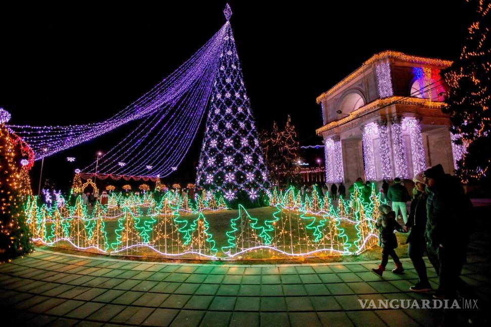 $!La gente asiste a la feria navideña cerca del Arco del Triunfo en Chisinau, Moldavia. EFE/EPA/Dumitru Doru