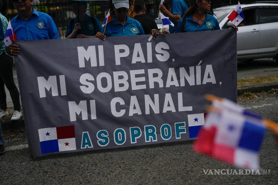 $!Manifestantes llevan un cartel en referencia al Canal de Panamá en protestan por la próxima visita del secretario de Estado estadounidense Marco Rubio.