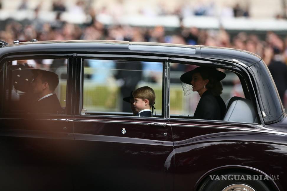 $!El príncipe Jorge (c) y Catalina, princesa de Gales (d) siguen el ataúd de la reina Isabel II que estransportado de la Abadía de Westminster al Castillo de Windsor.