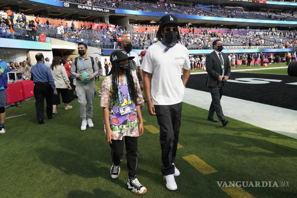 $!Jay-Z visitó el campo de juego junto a su pequeña hija Blue Ivy Carter, minutos antes del inicio del Super Bowl LVI.