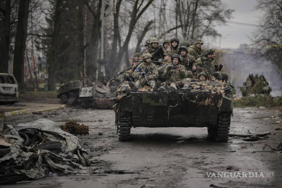 $!Militares ucranianos viajan en un vehículo de combate en las afueras de Kiev, Ucrania.