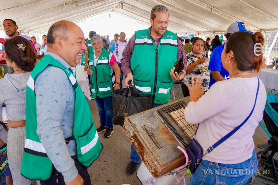 $!Ciudadanos de Villa Sol y colonias aledañas participaron activamente en el intercambio de materiales reciclables por productos esenciales en la jornada del Mercadito Pa’delante.