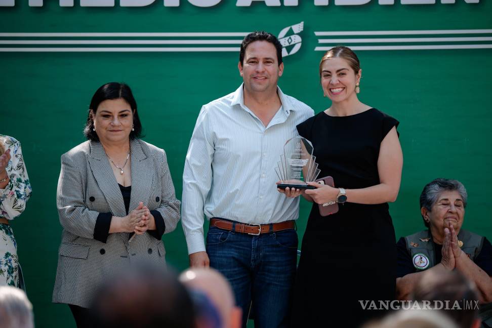 $!La bióloga Graciela Rocha fue reconocida por su trayectoria en activismo ambiental, con un legado que ha influido en leyes locales y acciones de conservación ecológica en Saltillo.