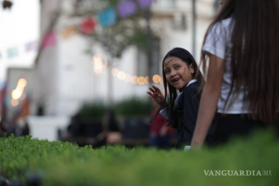 $!El espíritu de Halloween se sintió con fuerza en las calles del primer cuadro de Saltillo.