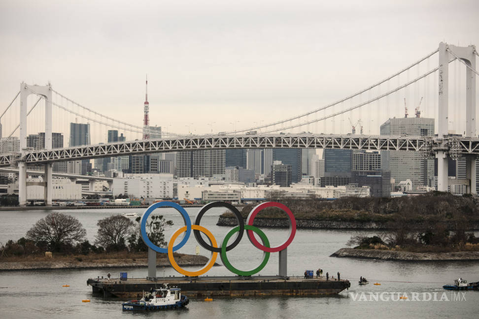 $!Instalan enormes anillos olímpicos en la bahía de Tokio de cara a los Juegos Olímpicos