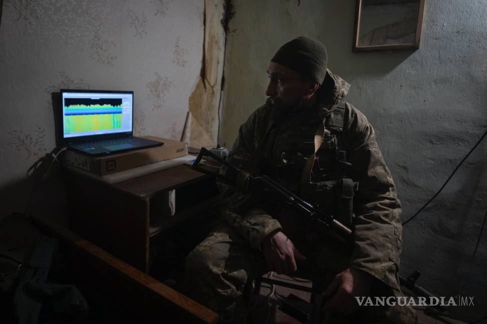 $!Un soldado ucraniano mira un monitor de un sistema de guerra electrónica en un refugio para sofocar los drones rusos en la línea del frente, cerca de Bakhmut.