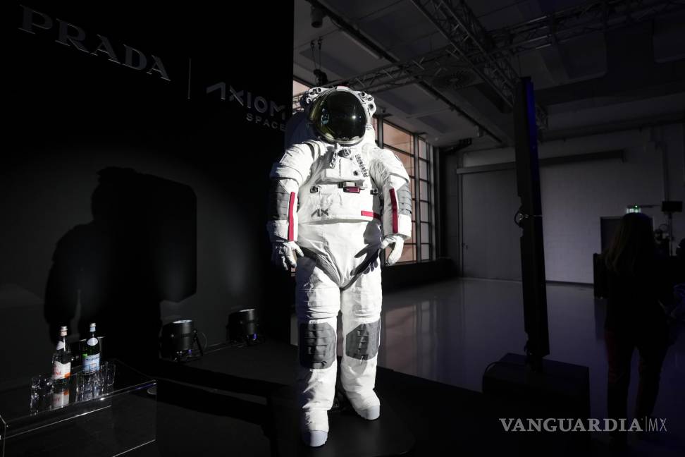 $!Axiom Space presentó su traje espacial codiseñado con Prada, que la NASA utilizará a partir de 2026, durante una conferencia de prensa en Milán, Italia.