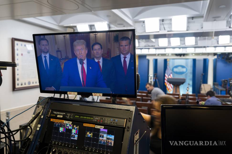 $!El presidente Donald Trump habla desde la Sala Este de la Casa Blanca, como se ve en un monitor de televisión en la Sala de Prensa James Brady, en Washington.