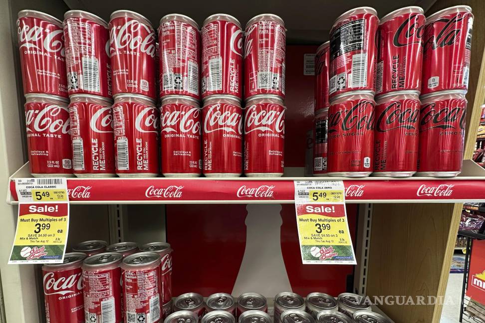 $!Ya sea que una lata de Coca-Cola contenga uno u otro, seguirá siendo una bebida azucarada con aproximadamente la misma cantidad de calorías y el mismo potencial para aumentar problemas de salud,