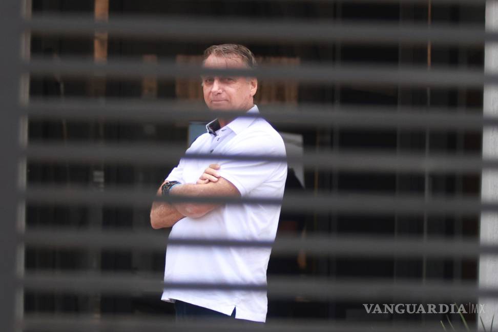 $!El expresidente brasileño Jair Bolsonaro mira a la cámara en su domicilio en Brasilia, Brasil, el 2 de septiembre de 2025, mientras cumple arresto domiciliario.