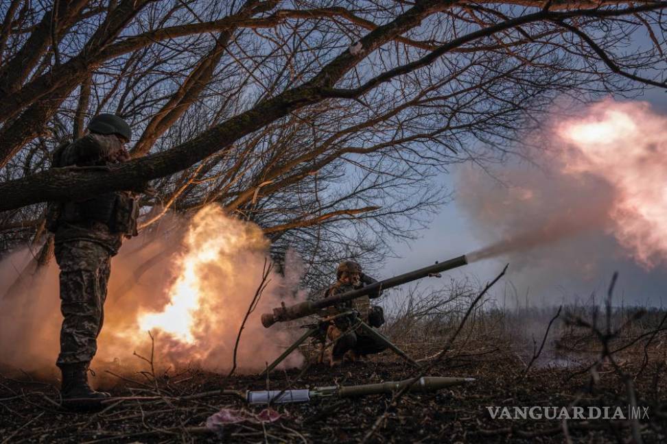 $!Militares ucranianos de la brigada de caza Oleksa Dovbush 68 disparan un cohete SPG-9 hacia las posiciones rusas en la línea del frente cerca de Vuhledar, Ucrania.