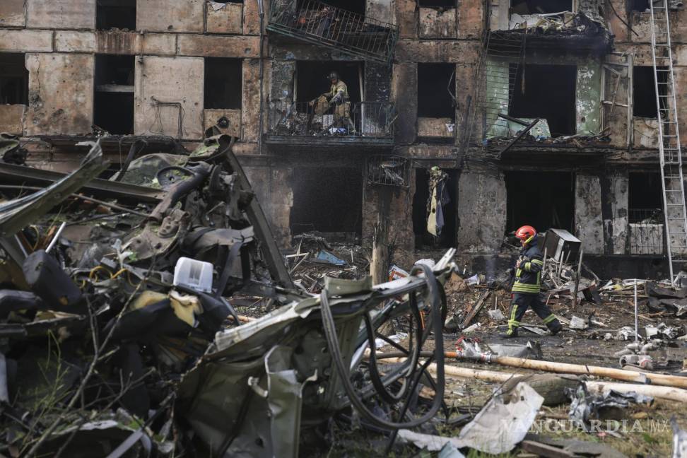 $!Rescatistas inspeccionan un edificio de apartamentos de varios pisos dañado causado por el último ataque ruso con cohetes en Kryvyi Rih, Ucrania