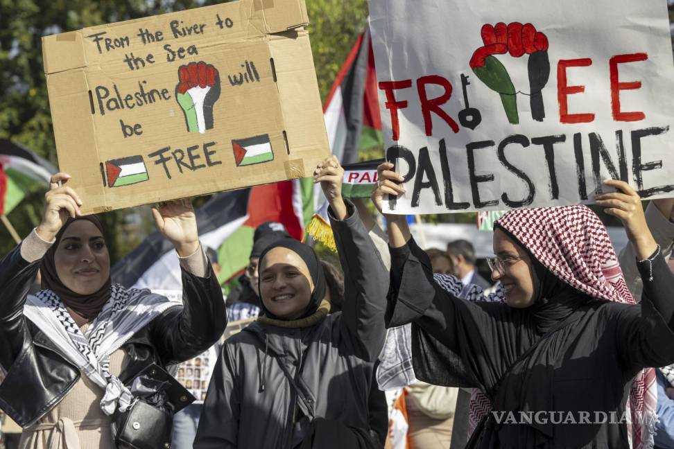 $!Manifestantes pro palestinos asisten a una protesta en Berna, Suiza.