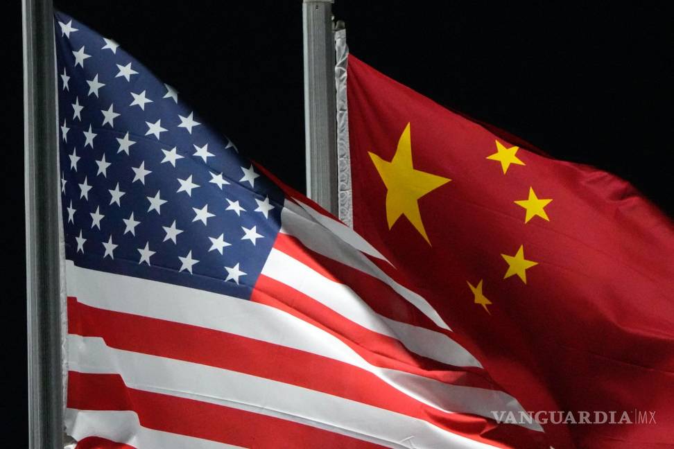 $!Banderas estadounidense y china en Genting Snow Park antes de los Juegos Olímpicos de Invierno de 2022, el 2 de febrero de 2022, en Zhangjiakou, China.