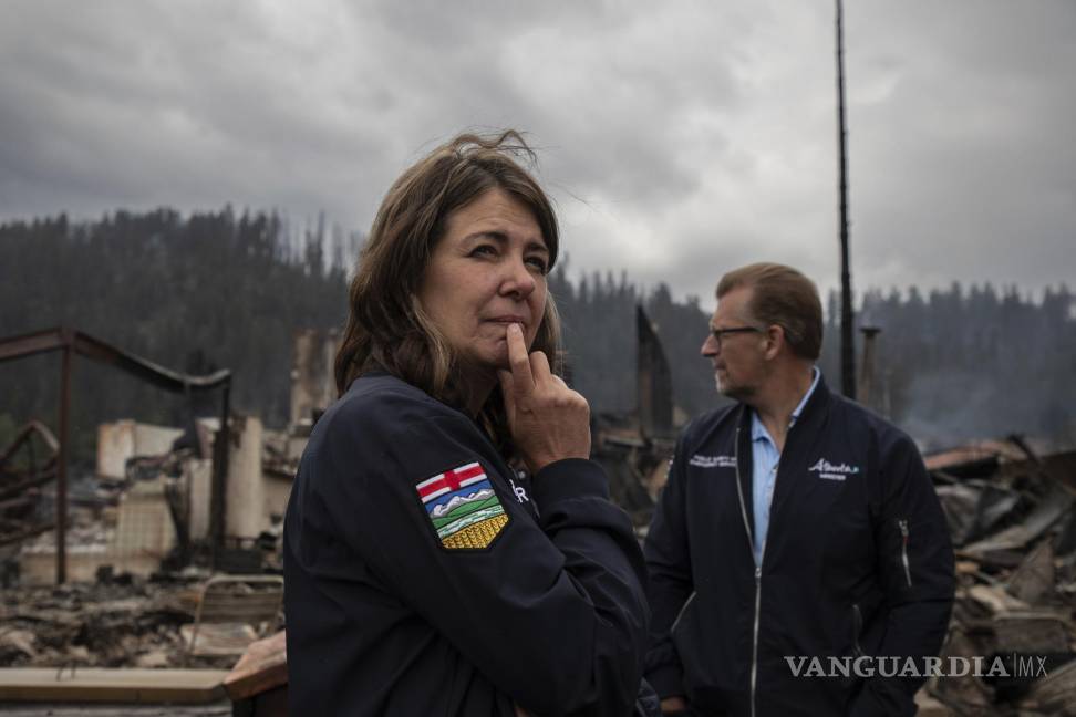 $!La premier Danielle Smith recorre Jasper, Alberta.