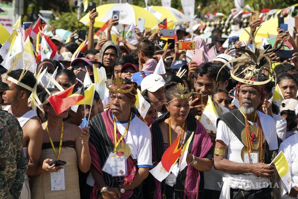 $!Decenas de personas esperan la llegada del papa Francisco a la Catedral de la Inmaculada Concepción en Dili, Timor Oriental.