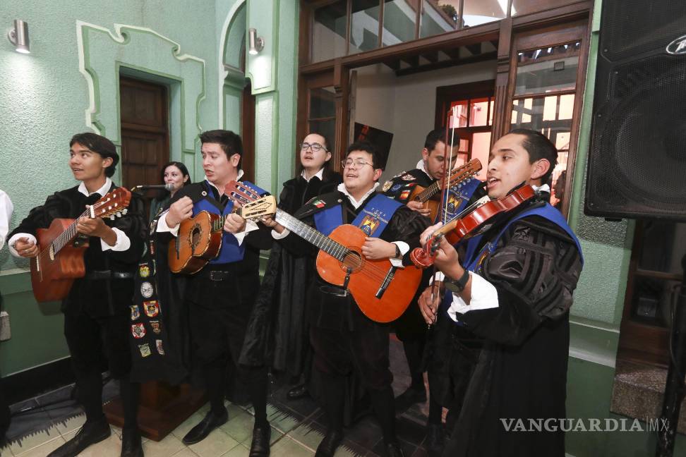 $!La Tuna de la UAdeC amenizó la ceremonia de aniversario.