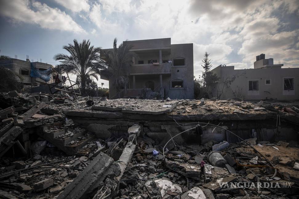 $!Los escombros de un edificio destruido tras un ataque aéreo israelí en Deir Al Balah, en el centro de la Franja de Gaza, el 4 de octubre de 2024.