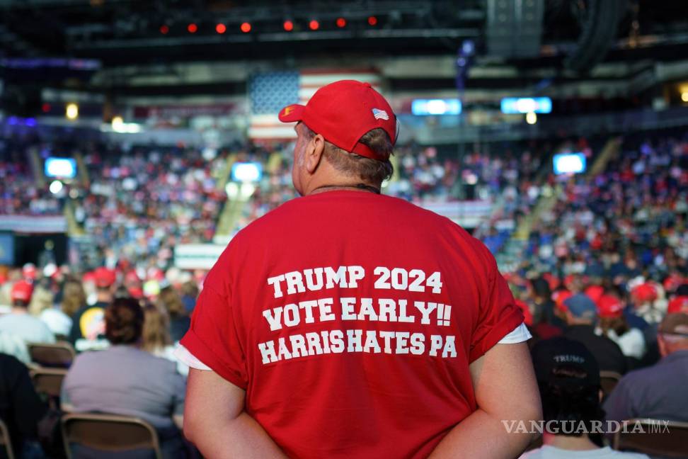 $!Un partidario espera a que el expresidente estadounidense Donald Trump asista a un mitin en Reading, Pensilvania.