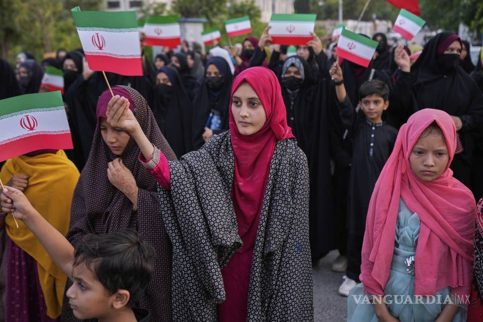 $!Niños y mujeres chiítas ondean banderas iraníes durante una manifestación para condenar los ataques israelíes contra Irán, en Islamabad, Pakistán.
