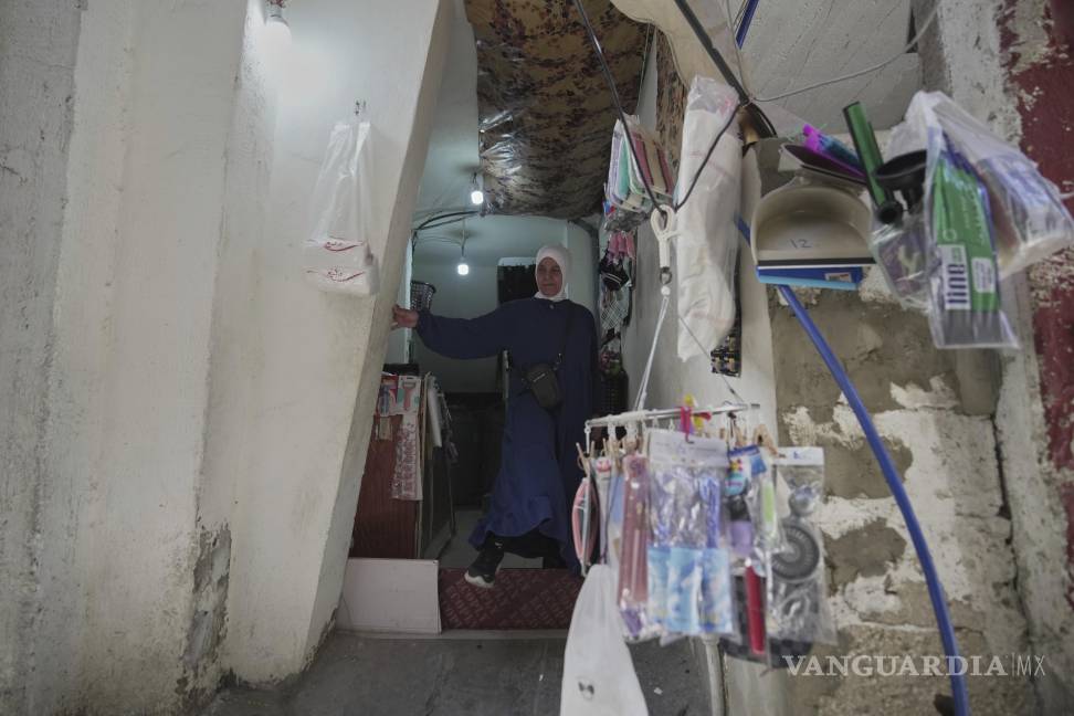 $!Ibtisam Salem, una refugiada palestina de 51 años madre soltera, en la entrada de su casa en el campo de refugiados de Mar Elias, en Beirut, Líbano.