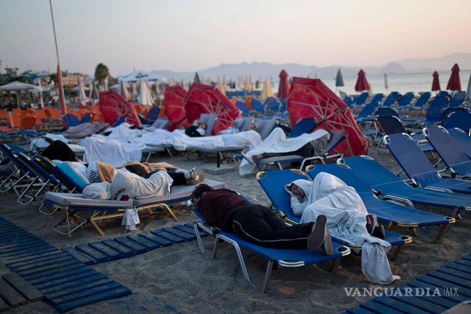 $!Cientos duermen al aire libre en isla de Grecia tras sismo