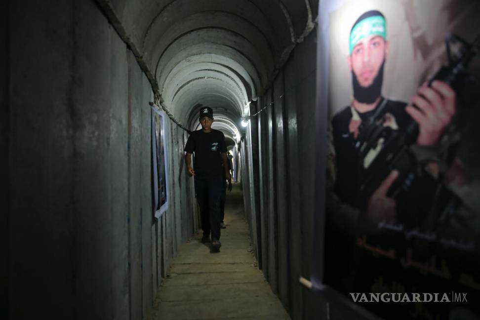 $!Un joven palestino camina dentro de un túnel en Gaza el 20 de julio de 2016.