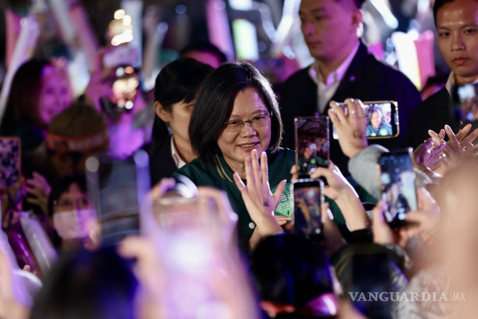 $!La presidenta taiwanesa, Tsai Ing-wen, saluda a sus seguidores a su llegada para promover al vicepresidente de Taiwán y candidato presidencial, William Lai.