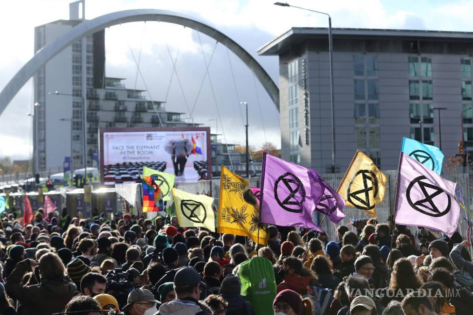 $!Activistas asisten a una manifestación durante la Cumbre del Clima de la ONU COP26 en Glasgow, Escocia. EFE/EPA/Robert Perry