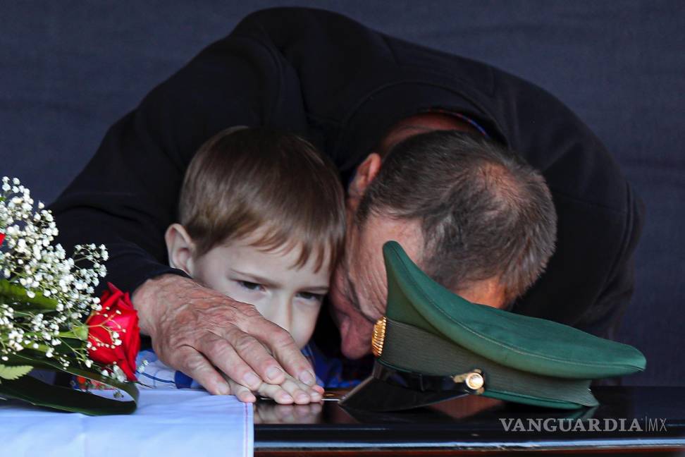 $!El padre y el hijo del sargento del ejército ruso, Daniil Dumenko asesinado en Ucrania en una ceremonia en Volzhsky, en las afueras de Volgogrado, Rusia.