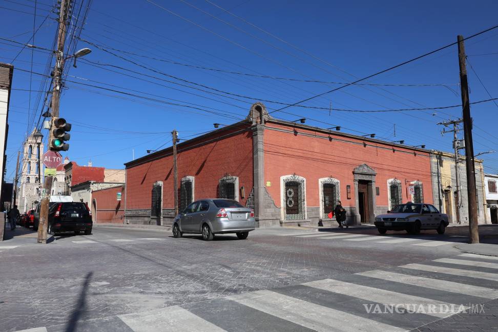 $!Vecinas de la calle General Cepeda, en el Centro Histórico de Saltillo, se reunieron con autoridades municipales para expresar su inconformidad por la falta de agua y los problemas de movilidad tras la remodelación de la vialidad.