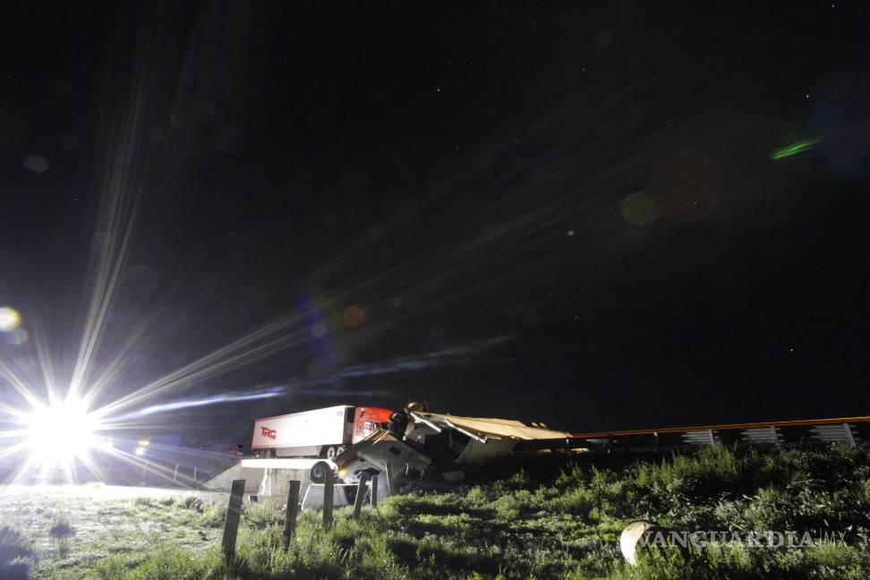 Tragedia en la Matehuala-Saltillo, conductor de tráiler pierde la vida en volcadura