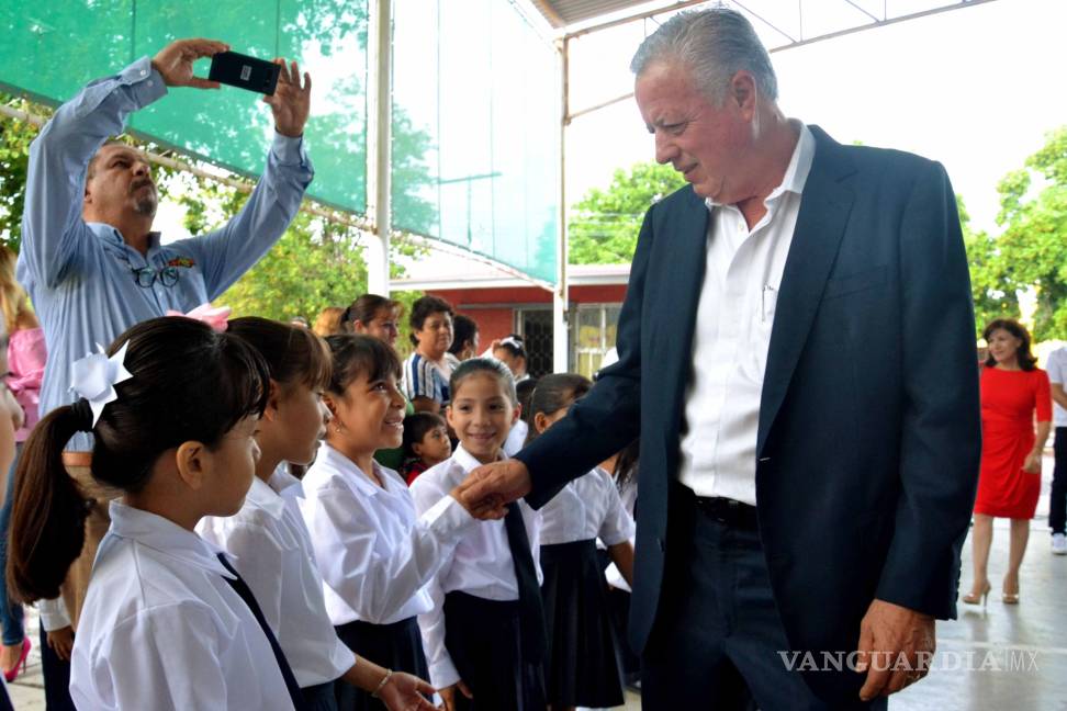$!Alcalde de Torreón entrega cisterna a la primaria Habib Estéfano