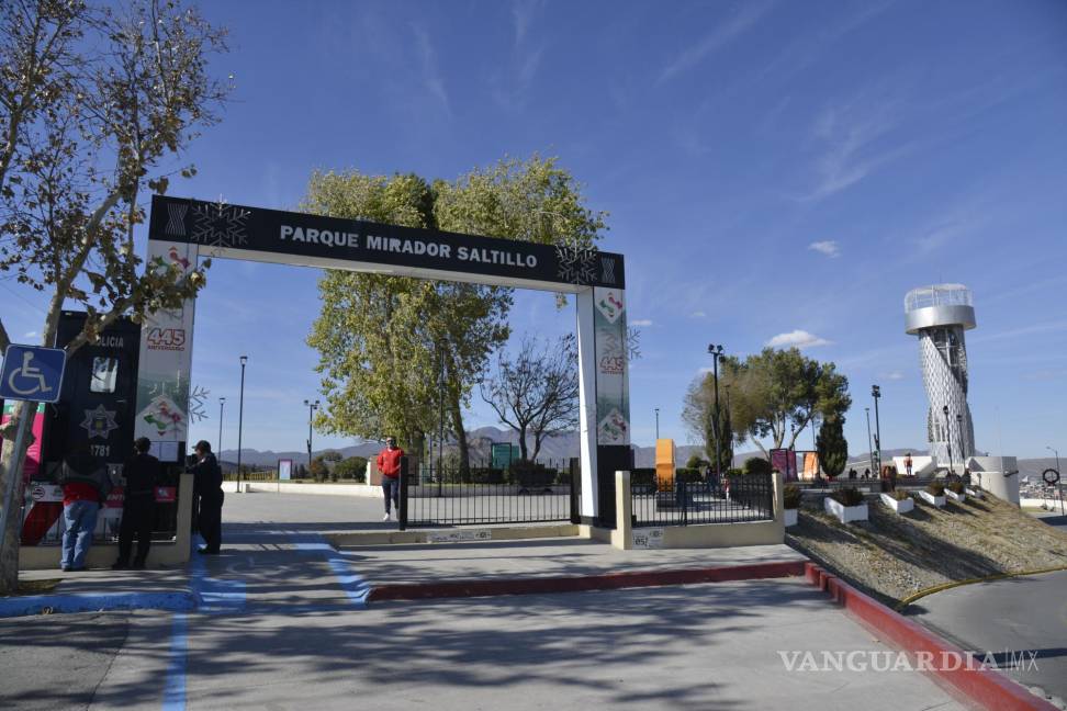 $!La Plaza del Mirador ofrece un espectáculo de luces, además, el visitante puede acceder a la torre para admirar la ciudad.