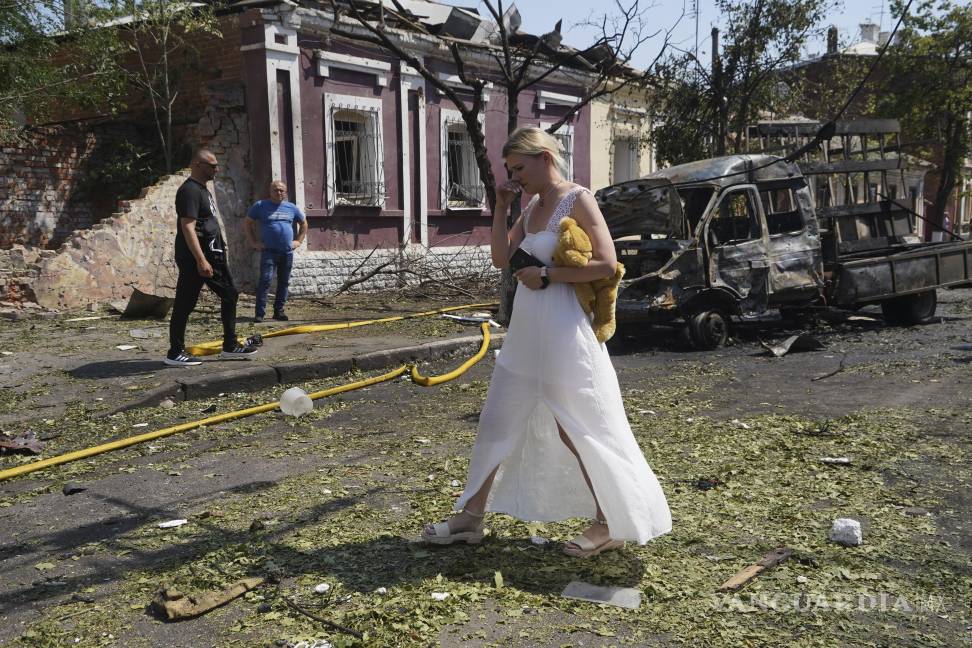 $!Una mujer reacciona al salir de su casa, destruida por un ataque aéreo ruso en Járkov, Ucrania.E n la última semana, Rusia lanzó unos 1,270 drones, 39 misiles y casi 1,000 poderosas bombas planeadoras.