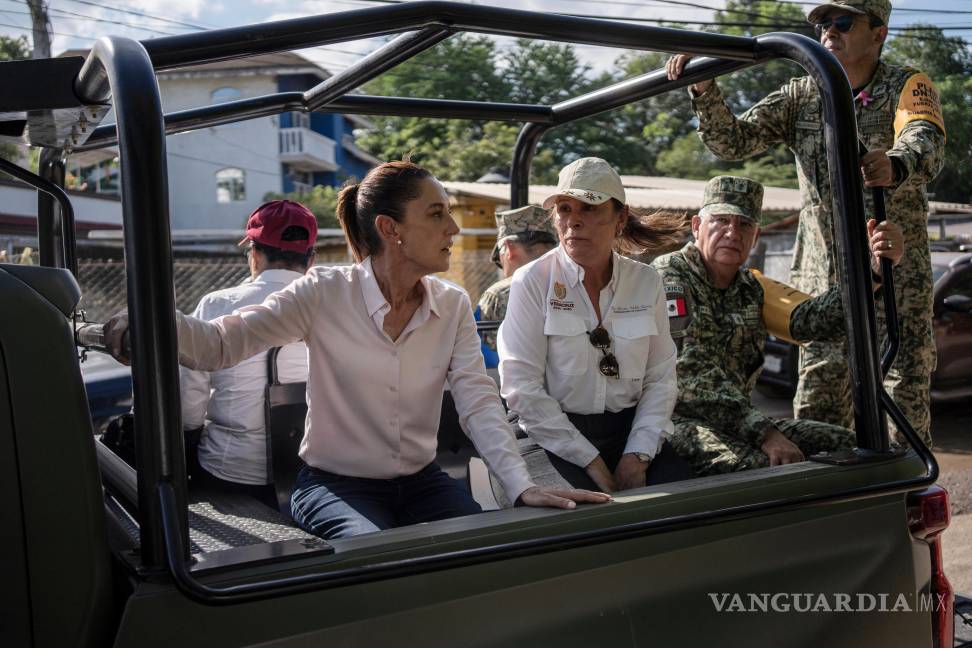 $!La presidenta Claudia Sheinbaum y la gobernadora de Veracruz, Rocío Nahle García, supervisan la distribución de ayuda en Poza Rica, México.