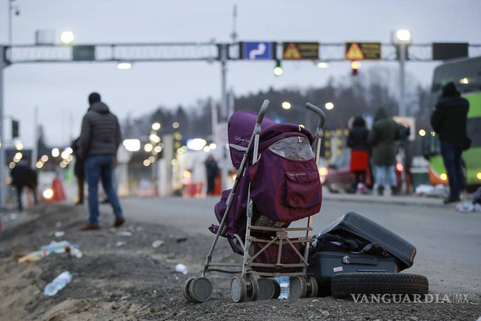 $!Una maleta y un carrito de bebé yacen abandonados junto a la carretera mientras refugiados ucranianos huyen de la invasión rusa. AP/Visar Kryeziu