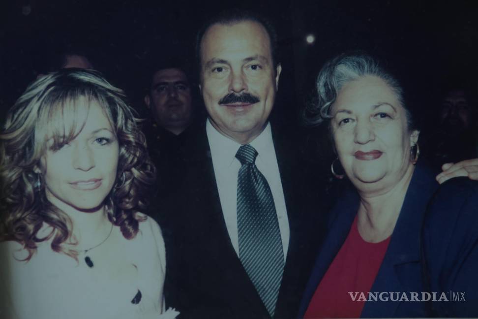 $!Con su característico mechón blanco, Nohemí posó junto a políticos y artistas que visitaban su famoso restaurante.