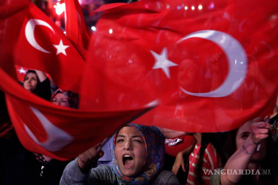 Turquía cierra un centenar de medios de comunicación por conexiones golpistas
