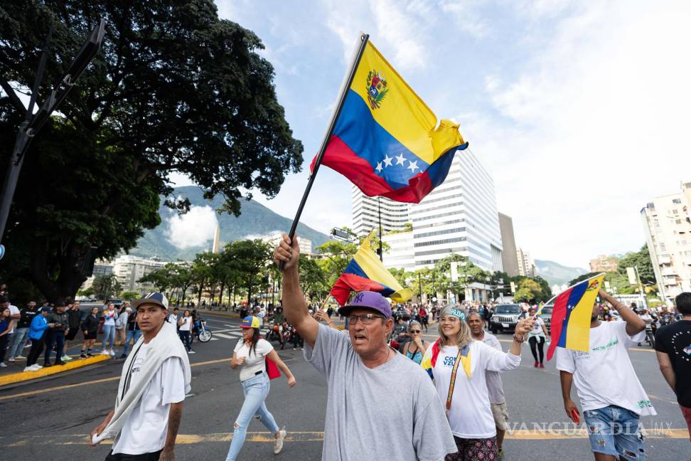 $!Personas durante una protesta por los resultados de las elecciones presidenciales en Caracas (Venezuela).
