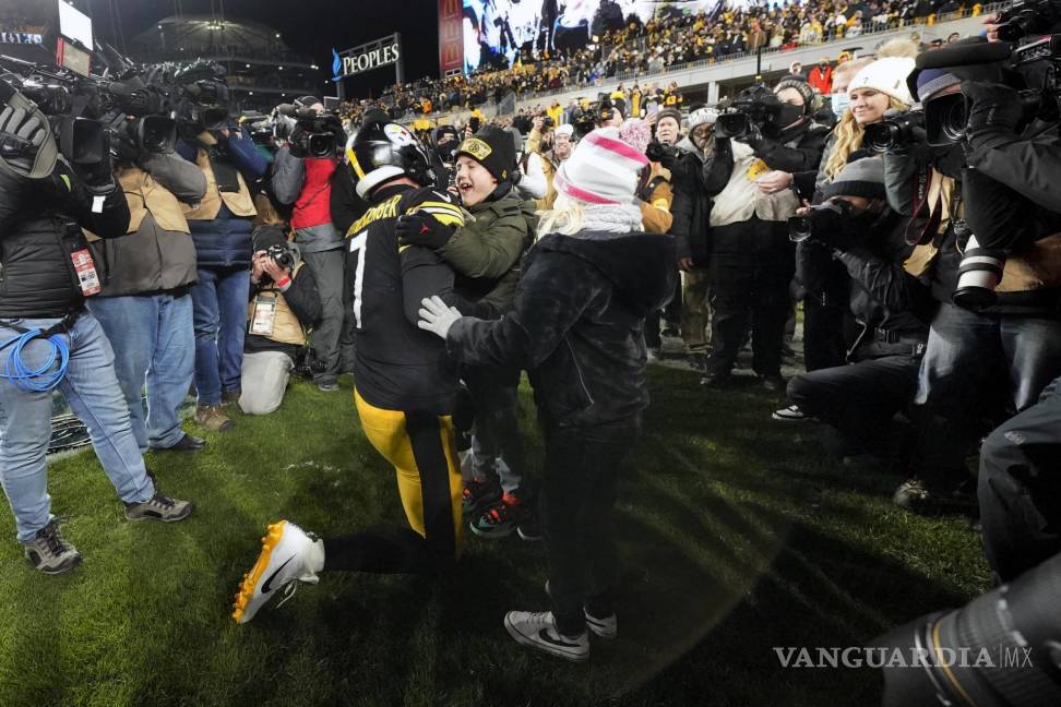 $!Roethlisberger abraza a sus hijos al término del juego de los Steelers (AP Photo/Gene J. Puskar)