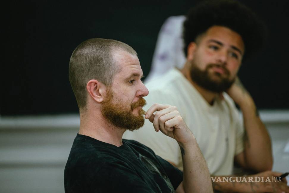 $!Shawn Sullivan (i) y Jesse Falcon participan en una clase de “Caminos hacia la sanación”, parte de un programa del condado de Bexar en San Antonio, Texas.