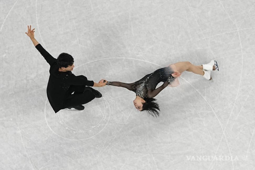 $!Riku Miura y Ryuichi Kihara, de Japón, compiten en el programa de patinaje libre por parejas durante la competencia de patinaje artístico. AP/Jeff Roberson