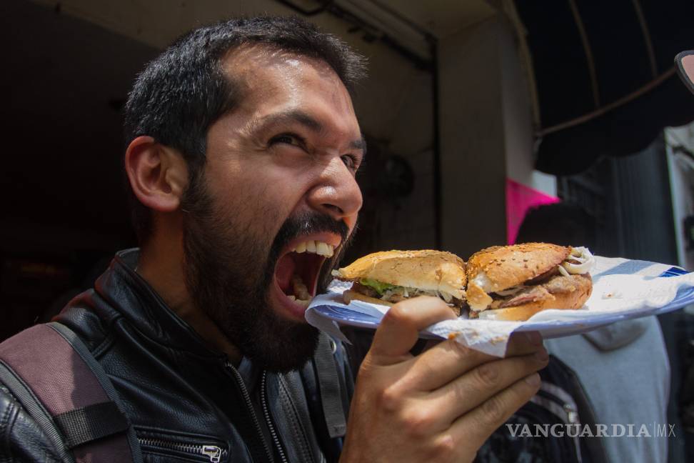 $!Comen tortas para salvar histórico negocio en la Ciudad de México