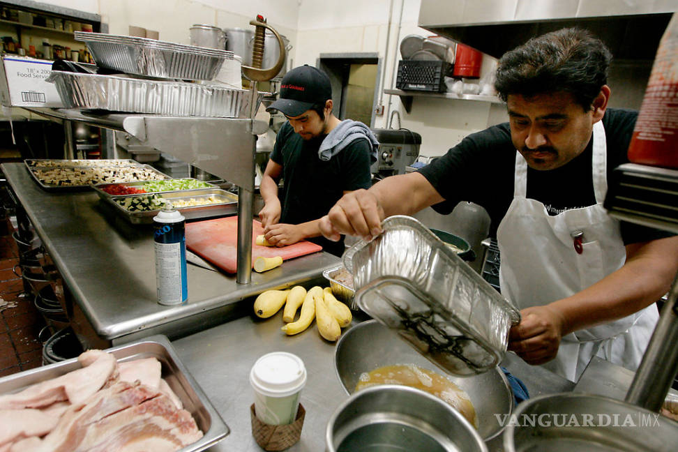 $!Mexicanos que trabajan para restaurantes de EU viven como indigentes, los maltratan, les pagan lo que quieren…